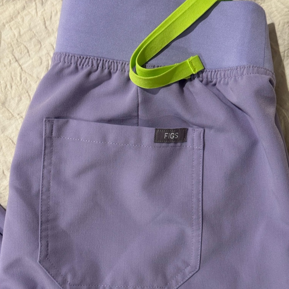 GREAT CONDITION FIGS SET LILAC TOP S PANTS M